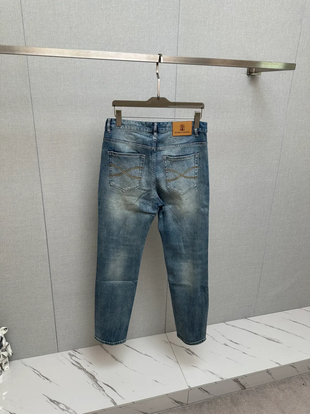 BC’s official website counters are available at the same time. Original, very stylish jeans. Customized original washed denim fabric, unique design, top-notch printing technology letter pattern logo, original hardware accessories decoration. An extremely outstanding pair of jeans. The materials and craftsmanship are extremely luxurious and exquisite. The grade is extremely high. The upper body is handsome and stylish. Recommended👍, Sizes: 29-38